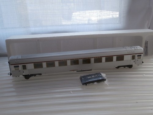 Aspect neuf sncf - voiture, tee