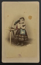 Jeune fille et poupée