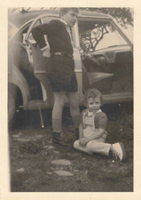 ANCIENNE PHOTOGRAPHIE DUO D'ENFANTS DEVANT LA VOITURE