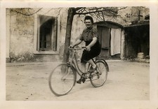 OLD PHOTO - VINTAGE SNAPSHOT - WOMEN'S BICYCLE BIKE - WOMAN BIKE BICYCLE