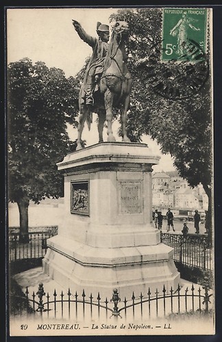 Cpa montereau statue de - la,