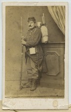 CDV militaire guerre de 1870-71. Mobile avec paquetage et fusil dénommé Angenost