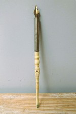 ANCIEN BEAU porte plume fantaisie avec plume hauteur 15,5 cm MASSON & Fils PARIS