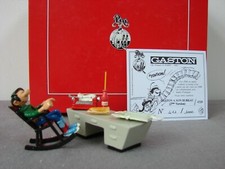 Pixi Gaston à son bureau