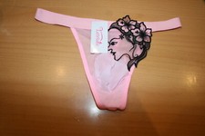 string homme rose avec