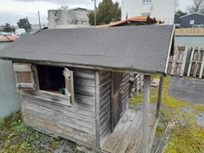 Cabane en bois pour enfant en extérieur. 1,6 m x 1,2 m au sol. Toiture à couvrir