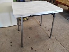 Table en Formica avec 1 tiroir  79 x 59,5 cm par 77 cm de haut + 2 rallonges