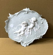 bas relief en porcelaine de