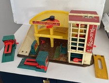 Vintage Fisher-Price 930 Elevator & Parking Garage & Lift 1970  - Free Shipping