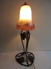 Lampe de table Art Déco, pied fer forgé avec tulipe verre blanc au bord grenat