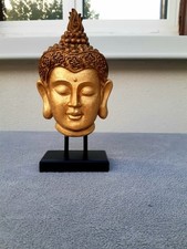Tête de Bouddha dorée sur