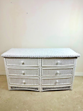 Commode galbée en rotin