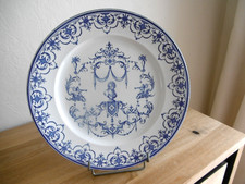PLAT FAIENCE JULES VIEILLARD BORDEAUX DECOR MOUSTIER Lot 4. diam : 33,5 cm.