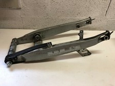 UN BRAS OSCILLANT AVEC TENDEUR