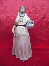 Figurine En Porcelaine Noble