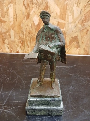 Statuette facteur bronze - en,