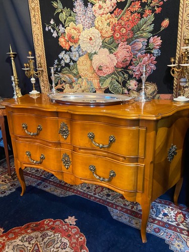 Grande commode sauteuse - , à