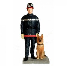Figurine statuette Pompier et son chien au pied