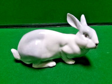 Petit lapin en porcelaine