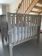 Parc pour bébé récent avec matelas et drap, tour de parc