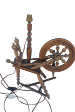 Rouet ancien en bois monté en