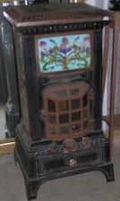 Poêle bois charbon pied pied selle faïence 1900 à décor d'iris