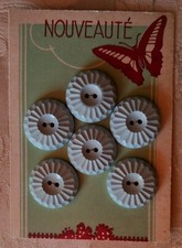 BOUTONS VINTAGE   SUR CARTE  MERCERIE ANCIENNE DIAMETRE    2,2 CM