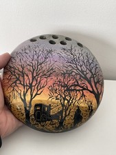 Vase pique fleurs signé