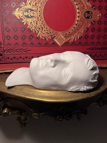 Bas relief profil de - -,