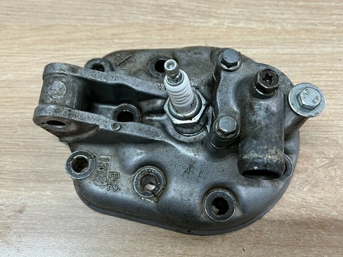 Une culasse moto - une, 250