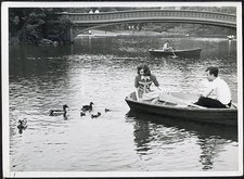 Photo de presse vintage Paire Al Étang Central Park New York Années 50 FT 37761