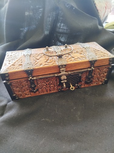 Joli ancien coffre en bois - joli,