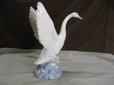 Superbe cygne en porcelaine