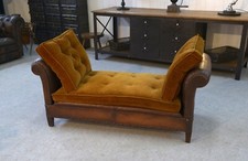 Banquette en cuir clouté vers