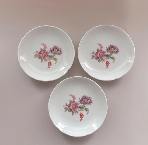 Rare petite assiette - , à
