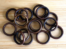 Lot de 16 anneaux anciens en os diam. intérieur 13 mm pour rideaux brise-bise