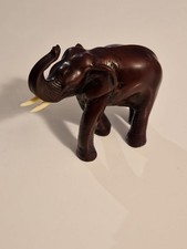 ELEPHANT ANCIEN SCULTÉ AVEC