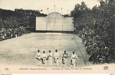 64 - Anglet - Brown Fronton - Group of Pelotaris - Animated - Basque Ball - C
