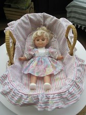 Poupée dans son couffin en