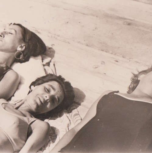 Trois femmes prenant bain - femmes, un