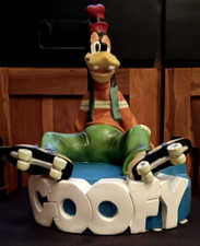 Démons et Merveilles - Sculpture  Dingo assis, en patins a roulettes - 31 Cm.