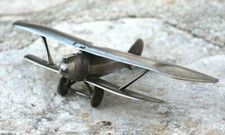 ancien avion en métal chromé