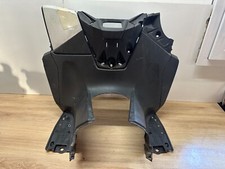 UN TABLIER CARENAGE ARRIERE