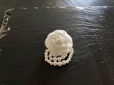 Broche Camélia chaîne perles