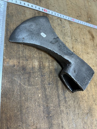 Outil ancien hache forgée - outil,