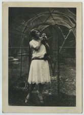 Mistinguett avec un petit singe.