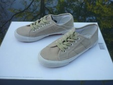 paire de basket beige .