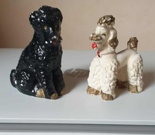 chien caniche en plâtre