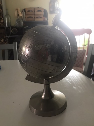 Petit globe terrestre - , en