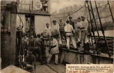 Old postcard AK crew making coal ships (763820)